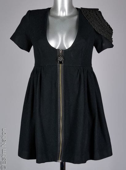 MANOUSH
ROBE en lainage noire, une épaule...