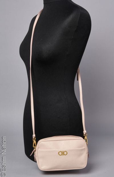 SALVATORE FERRAGAMO
SMALL BAG in pearly pink...