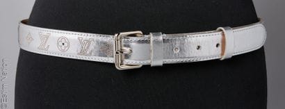 LOUIS VUITTON (2007)
CEINTURE en cuir métallisé...