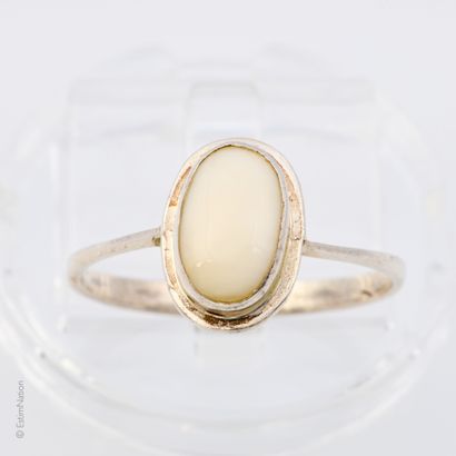 ANONYME
BAGUE en argent et cabochon en céramique...