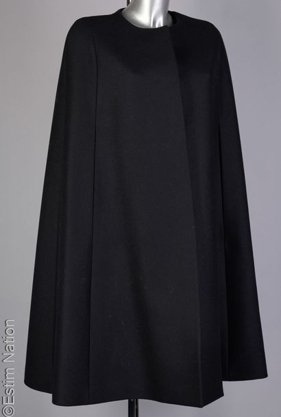 TARA JARMON
CAPE in black woollen fabric...