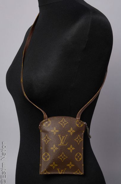 LOUIS VUITTON (1981)
Monogram canvas zippered...