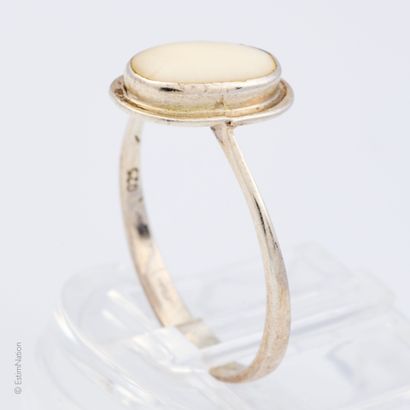 ANONYME
BAGUE en argent et cabochon en céramique...