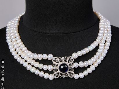 COLLIER
Collier ras du cou à trois rangs...