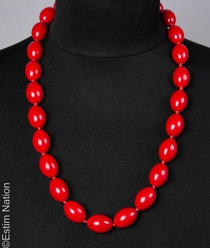 NECKLACE 
Long necklace of oval red howlite...