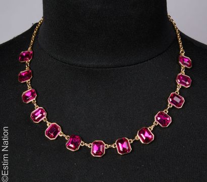 COLLIER
Collier ras du cou en métal doré...