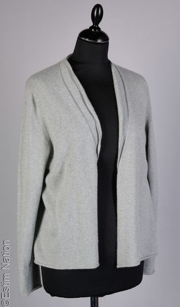 CHANEL (2000)
GILET en cachemire gris, parementures...