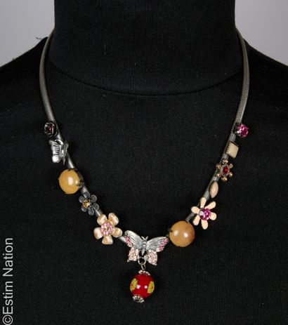 COLLIER 
Collier en acier composé d'une chaine...