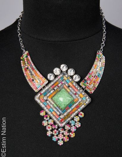 COLLIER FANTAISIE 
Collier en métal formé...