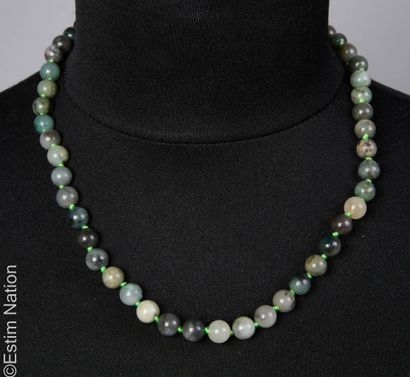 COLLIER 
Collier composé de perles de pierres...