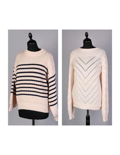 MOLLI
TWO knitted PULLS: the first in pinkish-beige...