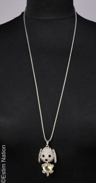 NECKLACE
Metal long necklace featuring a...