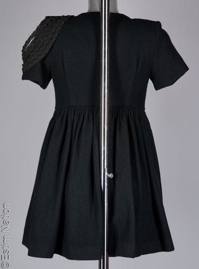 MANOUSH
ROBE en lainage noire, une épaule...