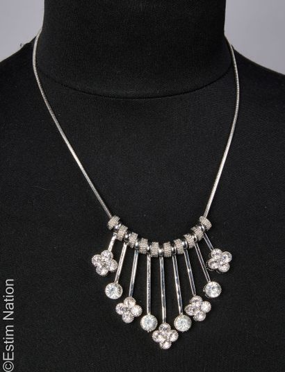 COLLIER 
Collier en métal composé d'une chaîne...