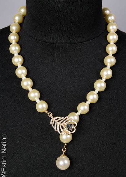 PEARL NECKLACE 
Necklace of large fantasy...