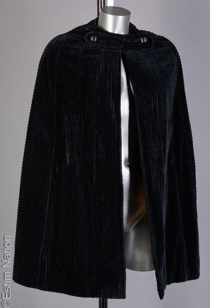 ANONYME VINTAGE
CAPE PELISSE en velours côtelé...