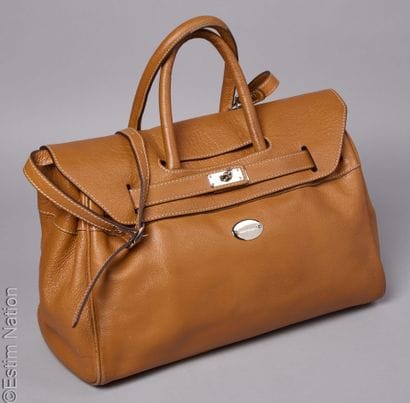 MACDOUGLAS
CABAS en cuir grainé camel, surpiqué...