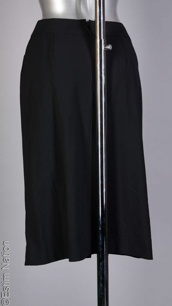 CHANEL
JUPE en laine stretch noir, pli creux...