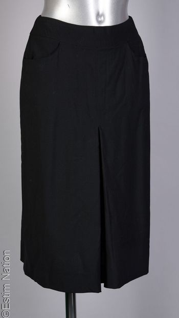 CHANEL
JUPE en laine stretch noir, pli creux...