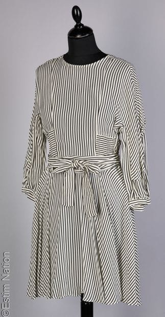 MAJE
ROBE en cupro blanc rayé noir, hanches...