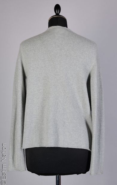 CHANEL (2000)
GILET en cachemire gris, parementures...