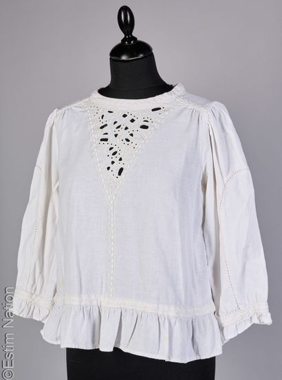 IRO, BA&SH
TROIS BLOUSES en coton blanc agrémentées...