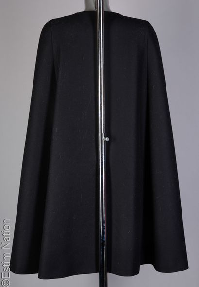 TARA JARMON
CAPE in black woollen fabric...