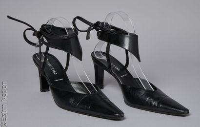HELMUT LANG
PAIRE DE SANDALES en cuir noir...