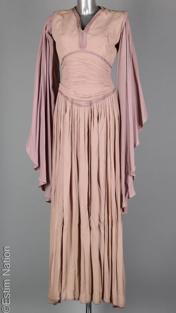 OPERA COSTUME
Kimono-inspired dress in old...