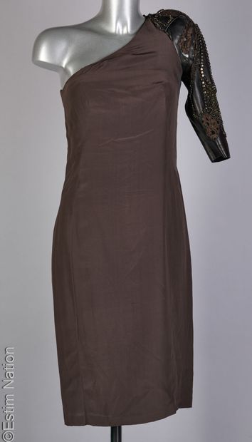 YRUSHA
ROBE en soie chocolat, manche asymétrique...