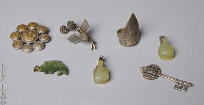 ANONYME
BAGUE, DEUX BROCHES et CLE décorative...