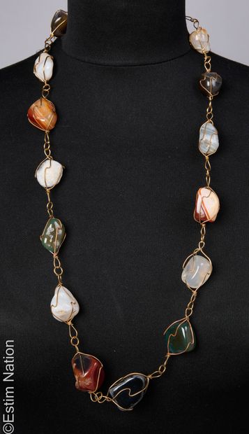 COLLIER
Sautoir composé de seize galets d'agates...