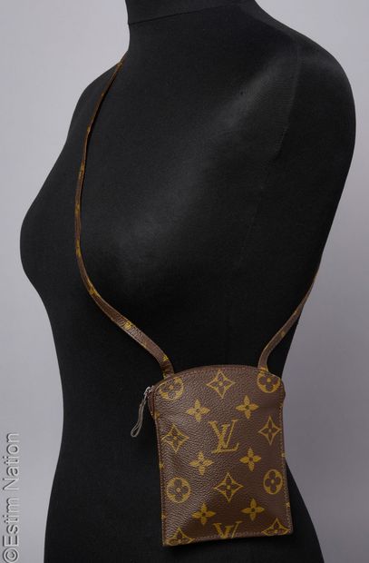 LOUIS VUITTON (1981)
Monogram canvas zippered...