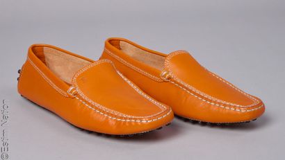 TOD'S
PAIRE DE MOCASSINS à picots en cuir...
