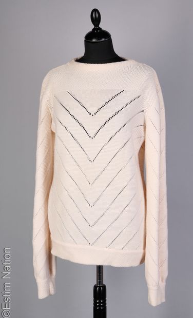 MOLLI
TWO knitted PULLS: the first in pinkish-beige...