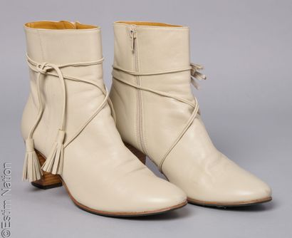 SIDONIE LARIZZI
PAIR OF BEIGE LEATHER BOOTS...