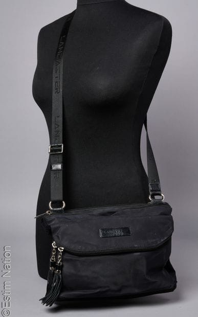 LANCEL, LANCASTER
DEUX SACS en nylon et cuir...