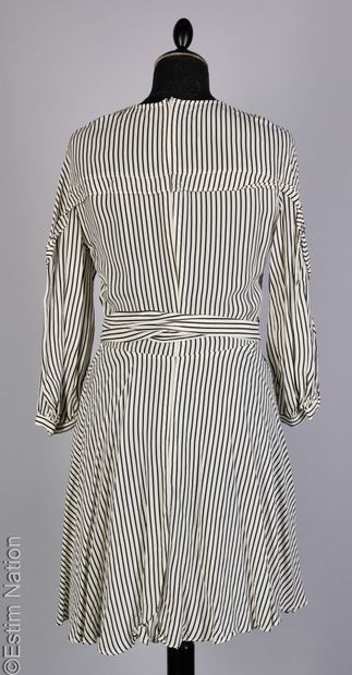 MAJE
ROBE en cupro blanc rayé noir, hanches...