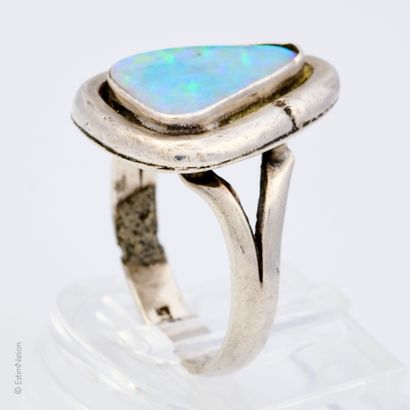 ANONYME
BAGUE en argent et plaque d'opale...
