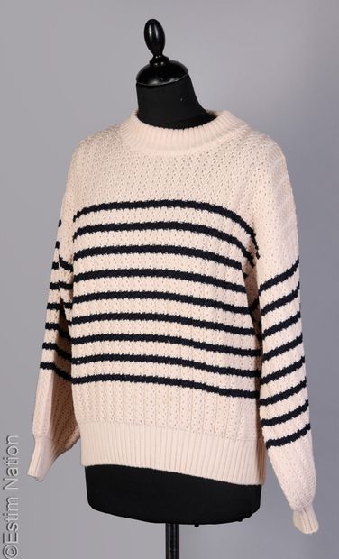 MOLLI
TWO knitted PULLS: the first in pinkish-beige...