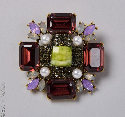 BROCHE 
Broche en forme de croix en métal...