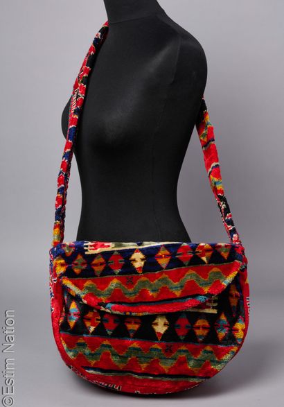 ANONYMOUS
BESACE in thick tapestry-like velvet...