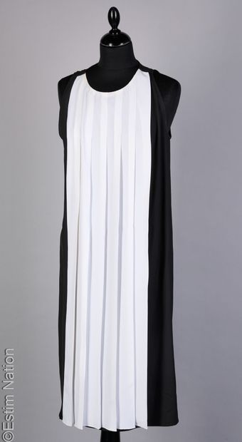 KARL LAGERFELD, MOSCHINO CHEAP AND CHIC
ROBE...