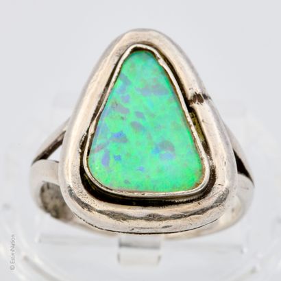 ANONYME
BAGUE en argent et plaque d'opale...