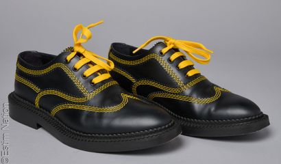 BURBERRY
PAIRE DE DERBIES en veau mat noir...