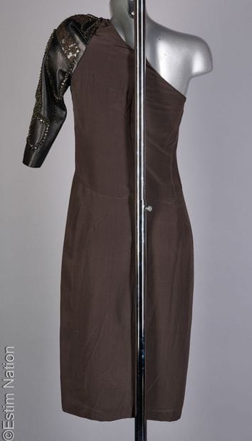 YRUSHA
ROBE en soie chocolat, manche asymétrique...