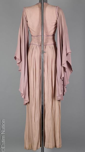 OPERA COSTUME
Kimono-inspired dress in old...