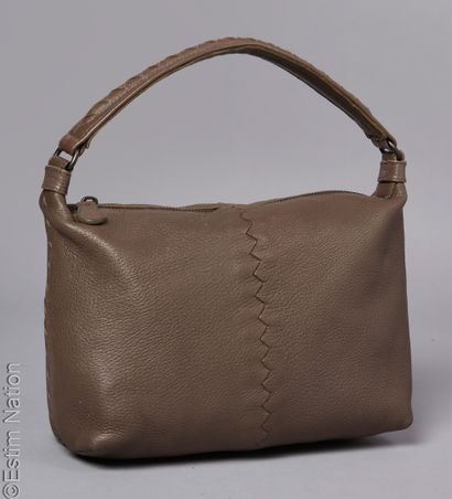 BOTTEGA VENETA
PETIT SAC en veau grainé kaki...