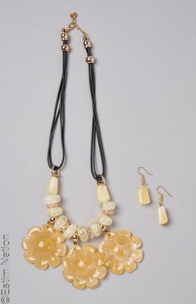 DEMIE-PARURE
Demie-parure comprenant un collier...