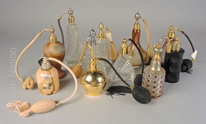 FLACONS DE PARFUM DIVERS 
Ensemble d'environ...